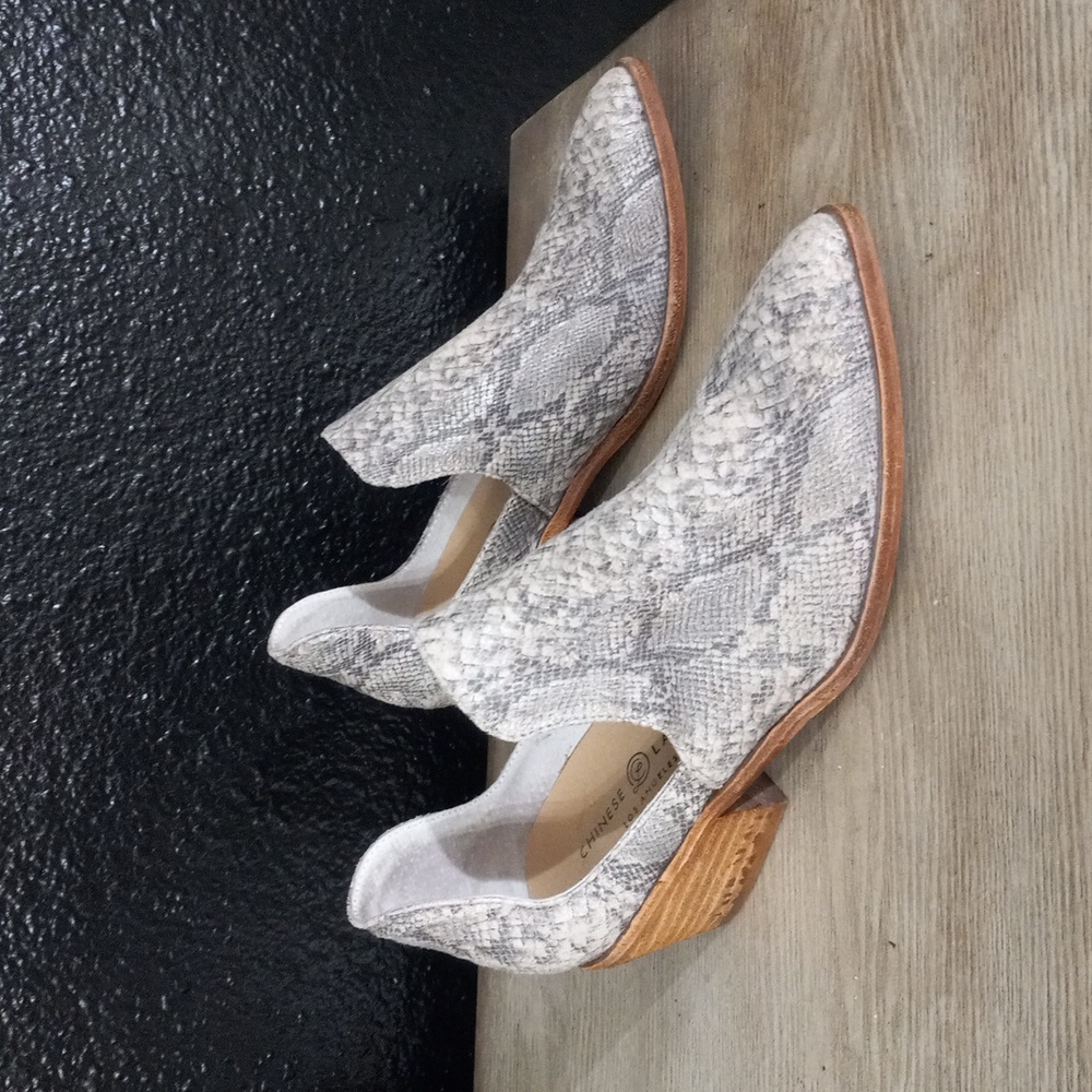 CHINESE LAUNDRY Focus Bootie Stacked Heel Pointed Toe Deep Cut Out On Side Sz 7